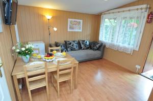 Domki Rodzinny Wypoczynek في ميكووايكي: غرفة معيشة مع طاولة وأريكة