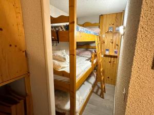 a room with two bunk beds in a room at Studio Corrençon-en-Vercors, 1 pièce, 5 personnes - FR-1-515-202 in Corrençon-en-Vercors