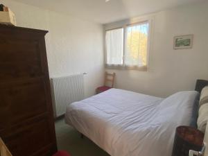 Postel nebo postele na pokoji v ubytování Charmant Appartement 3 Pièces avec Balcon au Cœur de Villard-de-Lans - FR-1-515-203 + 6 fotografií