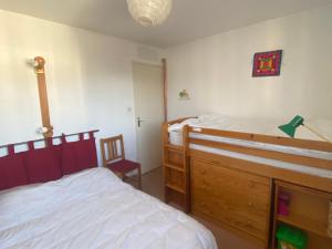 Postel nebo postele na pokoji v ubytování Charmant Appartement 3 Pièces avec Balcon au Cœur de Villard-de-Lans - FR-1-515-203