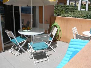 Patio nebo venkovní prostory v ubytování Panoramique mer, T2 climatisé neuf avec stationnement à 200 m du village - FR-1-768-55 + 2 fotografie