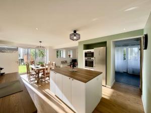 Køkken eller tekøkken på Maison 9 pers à Sainte-Marine, proche plage, port et restaurant, grand jardin avec verger - FR-1-481-150