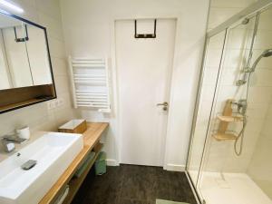 Et badeværelse på Maison 9 pers à Sainte-Marine, proche plage, port et restaurant, grand jardin avec verger - FR-1-481-150 + 28 billeder