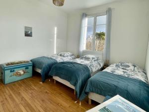 Tempat tidur dalam kamar di Maison Combrit, 6 pièces, 9 personnes - FR-1-481-150