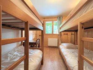 ein Schlafzimmer mit zwei Etagenbetten in einer Kabine in der Unterkunft Appartement 3 pièces avec jardin et parking à Le Monêtier-les-Bains - FR-1-330F-226 in Le Monêtier-les-Bains