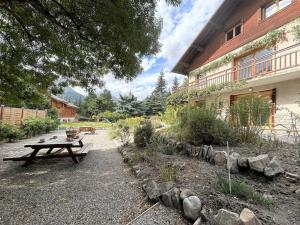 einem Picknicktisch vor einem Gebäude in der Unterkunft Appartement 3 pièces avec jardin et parking à Le Monêtier-les-Bains - FR-1-330F-226 in Le Monêtier-les-Bains