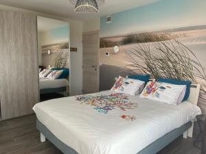 - une chambre avec un grand lit fleuri dans l'établissement Appartement Vaux-sur-Mer, 4 pièces, 6 personnes - FR-1-539-57, à Vaux-sur-Mer
