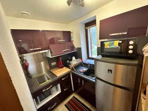 een kleine keuken met een koelkast en een magnetron bij Appartement Villard-de-Lans, 2 pièces, 6 personnes - FR-1-515-196 in Villard-de-Lans