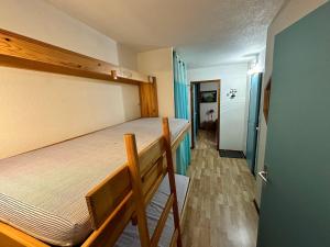 een slaapkamer met een stapelbed in een kamer bij Appartement Villard-de-Lans, 2 pièces, 6 personnes - FR-1-515-196 in Villard-de-Lans