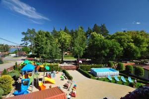 uma vista aérea de um parque de diversões com um parque infantil em Domki Rodzinny Wypoczynek em Mikolajki
