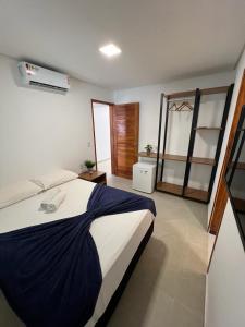 - une chambre avec un grand lit dans l'établissement Pousada Amoré em Porto de Galinhas, PE, à Porto de Galinhas