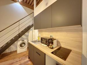 uma pequena cozinha com um lavatório e um micro-ondas em Cosy appt, Croix Rousse Duviard 1 em Lyon