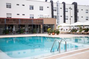 a large swimming pool in front of a hotel at DM Hoteles Tacna in Tacna