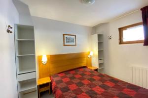 - une chambre avec un lit, une fenêtre et des étagères dans l'établissement Cosy nest near the SuperDévoluy ski resort, à Saint-Étienne-en-Dévoluy