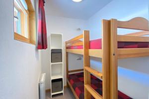 - une petite chambre avec 2 lits superposés et un escalier dans l'établissement Cosy nest near the SuperDévoluy ski resort, à Saint-Étienne-en-Dévoluy