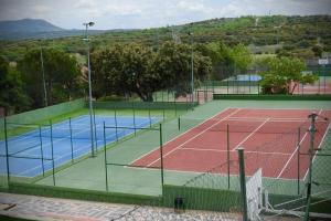 una vista aérea de una pista de tenis en Casa Sierra norte de Madrid, en Navalquejigo
