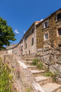 um antigo edifício de pedra com escadas em frente em A Sant'Anna em Albertacce