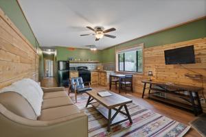 ein Wohnzimmer mit einem Sofa und einem Flachbild-TV in der Unterkunft HTR Durango in Durango