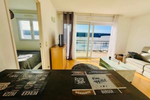 sala de estar con vistas al océano en Charming love nest with balcony en La Rochelle