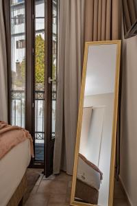espejo en una habitación con cama y ventana en Serenity by Elite Dwellings, en Portaria
