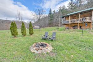 un focolare in un cortile di fronte a una casa di Pet-Friendly Cabin with Hot Tub in Daniel Boone NF a Beattyville