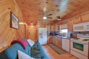 Cucina o angolo cottura di Pet-Friendly Cabin with Hot Tub in Daniel Boone NF