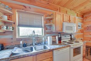 Cucina o angolo cottura di Pet-Friendly Cabin with Hot Tub in Daniel Boone NF