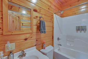 Bagno di Pet-Friendly Cabin with Hot Tub in Daniel Boone NF