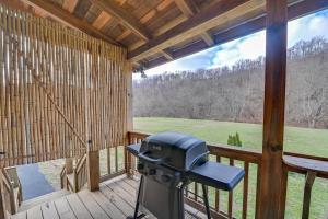 Foto dalla galleria di Pet-Friendly Cabin with Hot Tub in Daniel Boone NF a Beattyville