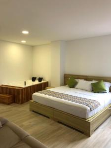 1 dormitorio con 1 cama grande y bañera en ALTO VERDE HOTEL, en Guatapé