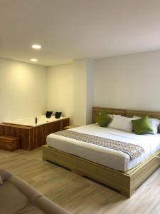 una camera da letto con un letto grande e una vasca da bagno di ALTO VERDE HOTEL a Guatapé