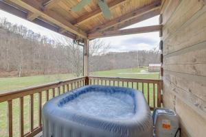 Foto dalla galleria di Pet-Friendly Cabin with Hot Tub in Daniel Boone NF a Beattyville