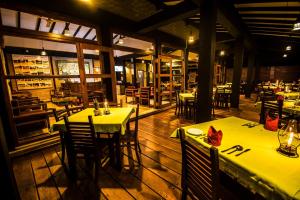 een restaurant met tafels en stoelen met gele tafelkleden bij Melheim Resort and Spa in Haputale