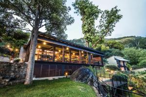 哈普特莱Melheim Resort and Spa的院子里有树的建筑