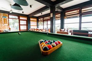 Melheim Resort and Spa内的一张台球桌