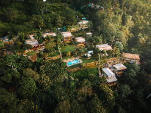 哈普特莱Melheim Resort and Spa的森林中度假胜地的空中景观