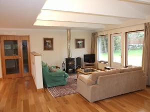 a living room with a couch and two chairs at Balorrin in Contin