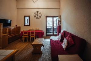 uma sala de estar com um sofá e uma mesa em Apartment close to town center with mountain views em Saint-Gervais-les-Bains