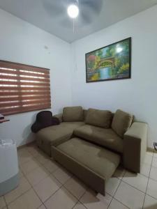 sala de estar con sofá y una foto en la pared en Descansa como en casa, en San Miguel