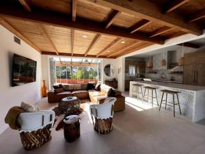sala de estar amplia con sofá y cocina en Private Hacienda with Heated Pool and Spa with Amazing Views, en Del Mar