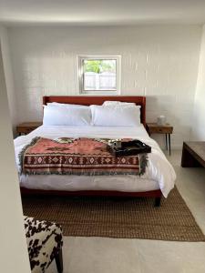 1 dormitorio con 1 cama grande y ventana en Private Hacienda with Heated Pool and Spa with Amazing Views, en Del Mar