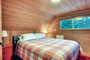 a bedroom with a bed in a wooden cabin at Inviting Mt Hood Cabin with Porch 1 Mi to Skibowl! in Government Camp