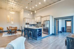 Η κουζίνα ή μικρή κουζίνα στο Florence Vacation Rental with Rooftop Deck!