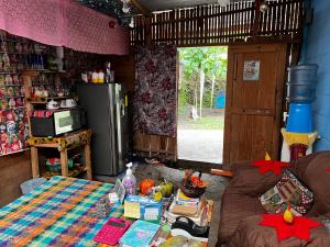 sala de estar con sofá y mesa en Casa " MARY ", en Lanquín