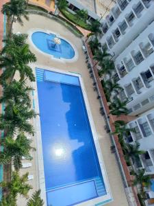 an overhead view of a swimming pool next to a building at Beatiful apartment in condo in Girardot +23 photos