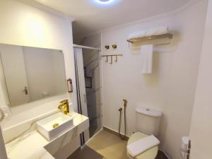 Um banheiro em Grand Hotel Guarujá - A sua Melhor Experiência Beira Mar na Praia!