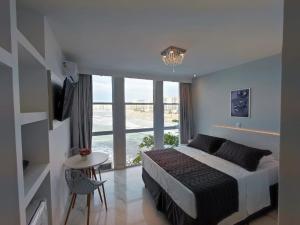 Cama ou camas em um quarto em Grand Hotel Guarujá - A sua Melhor Experiência Beira Mar na Praia!
