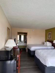 サザンパインズにあるDays Inn & Conf Center by Wyndham Southern Pines Pinehurstのギャラリーの写真