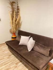 Khu vực ghế ngồi tại Apartamento entero en Caacupé.
