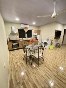 Nhà bếp/bếp nhỏ tại Apartamento entero en Caacupé.